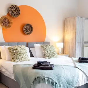 Logan House, Modern And Spacious Townhouse Close To Centre Apartment